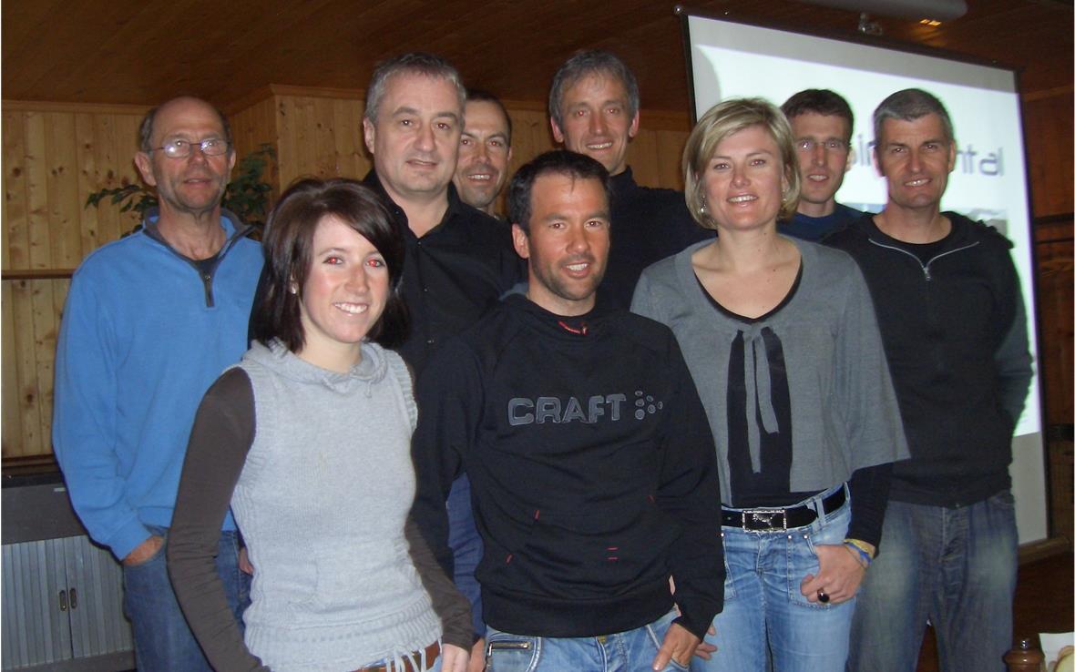 Ein Bike-Grossanlass im Simmental ab 2012 Sie haben die Vorarbeit für den «Bike Simmental» geleistet. Hinten Willy Brunner, Eduardo Zwyssig, Hans Siegenthaler, Simon Zmoos, Dominic Klopfenstein, Eric Berset; vorne Denise Bächler, Simon Dräyer und Heidi Hadorn.
