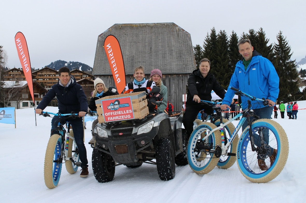 Sie leisten mit dem Snow Bike Festival Grosses gegen das Jännerloch. Tourismusdirektor Flurin Riedi, Ursi van Muyden, Jonas Frölke, Annika Müller, Freddy Wälti und der Zweisimmer Carsten Frölke.