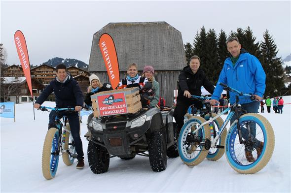 Sie leisten mit dem Snow Bike Festival Grosses gegen das Jännerloch. Tourismusdirektor Flurin Riedi, Ursi van Muyden, Jonas Frölke, Annika Müller, Freddy Wälti und der Zweisimmer Carsten Frölke.