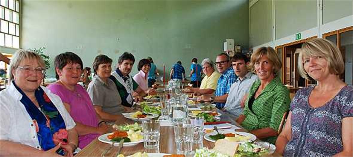Sie liessen es sich am JuMiTi schmecken. Links, von vorne nach hinten: Léonie Müller (Präsidentin Frauenverein Saanen), Daniela Zeller (Gemeinde Lenk), Alice Bodenmann (Schulsekretariat), Hans Schär (Gemeinde Saanen) und Neva Perreten (Frauenverein Saanen). Rechts, von vorne nach hinten: Marianne Hauswirth (Gemeinde Lenk), Ruth Oehrli (Gemeinde Lauenen), Kurt Beetschen (Gemeinde Gsteig), Christian Gafner (Gemeinde Saanen) und Elsbeth Aegerter (Frauenverein Saanen).