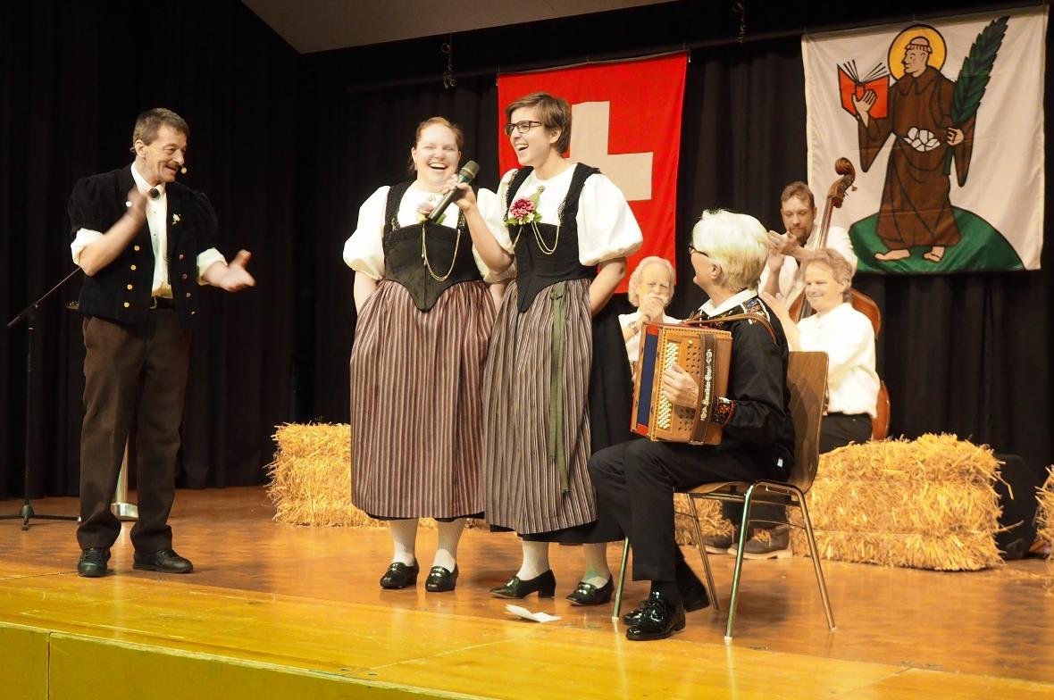Sie lockerten die Stimmung auf: Kilian Wyssen mit dem Jodelduett Isabelle Vock u...