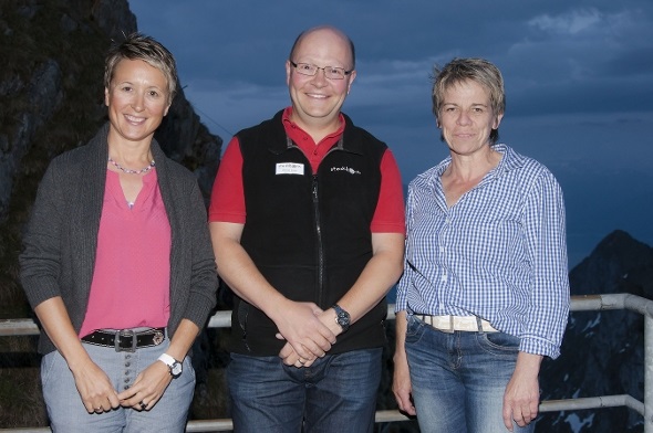 Sie organisierten einen gelungenen Tourismus Sommer-Info Anlass auf dem Stockhorn (v.l.n.r.): Marianne Aegerter, Leiterin Tourismusbüro Boltigen, Michael Künzi, Marketingleiter Stockhornbahn AG und Silvia Bichsel, Präsidentin BJT.