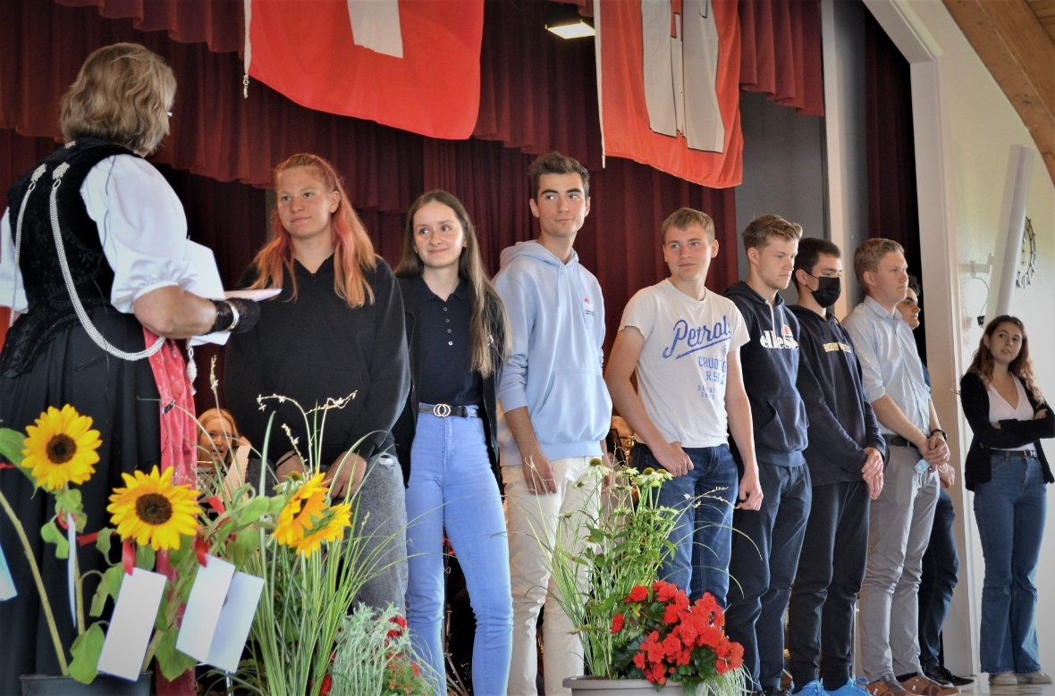 Sie passten kaum alle gemeinsam auf die Bühne: Viele junge Wimmiserinnen und Wim...