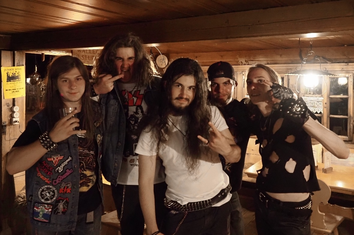 Sie sind Junkie Rose: Medow Dahmen, Silvano Rösti, Joël Schregenberger, Oliver K...