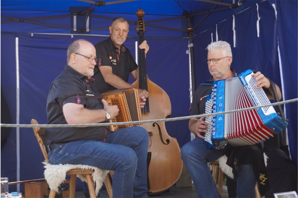 Sie sorgten am Ritz-Dorfet für die musikalische Unterhaltung. Das Ländlertrio Ue...