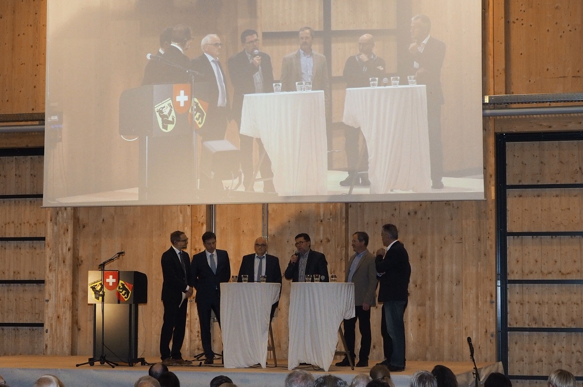 Gesundheitscampus und integriertes Gesundheitsnetzwerk der Bevölkerung vorgestellt Sie stellten das neue Projekt vor: Moderator David Staudenmann von Santémedia AG, Bern; Projektleiter Stefan Stefaniak; Regierungsrat Pierre Alain Schnegg; die beiden Co-Präsidenten der Bergregion Albin Buchs und Toni von Grünigen; Geschäftsführer der Medizinischen Grundversorgung Simmental-Saanenland Ueli von Känel sowie Bruno Guggisberg, CEO Spital STS.