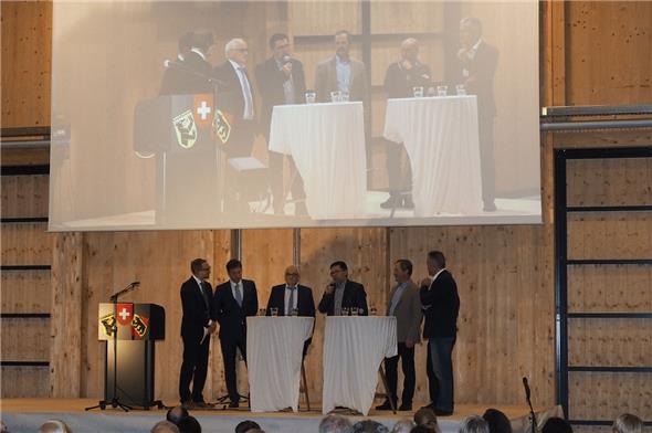 Sie stellten das neue Projekt vor: Moderator David Staudenmann von Santémedia AG, Bern; Projektleiter Stefan Stefaniak; Regierungsrat Pierre Alain Schnegg; die beiden Co-Präsidenten der Bergregion Albin Buchs und Toni von Grünigen; Geschäftsführer der Medizinischen Grundversorgung Simmental-Saanenland Ueli von Känel sowie Bruno Guggisberg, CEO Spital STS.