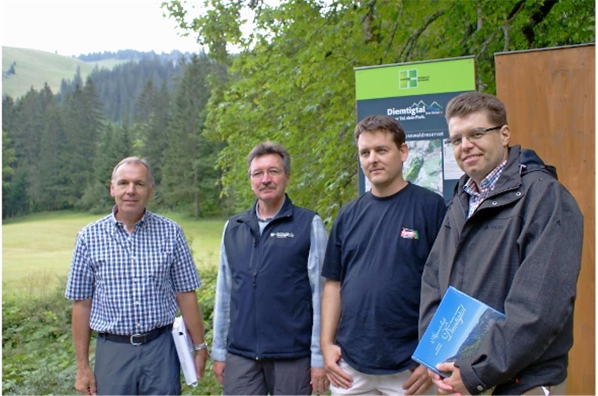 Sie trugen zum Entstehen des Waldreservats Entscheidendes bei: Projektleiter Dr. Andreas Bürki, Naturpark-Präsident Markus Mösching, Förster Hanspeter Weber zusammen mit Regierungsrat Andreas Rickenbacher.