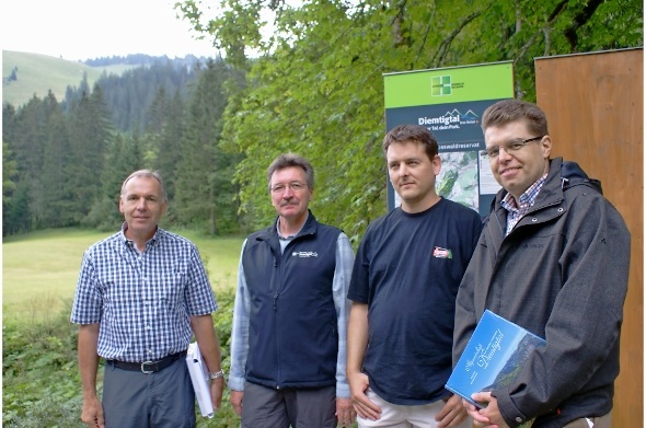 Sie trugen zum Entstehen des Waldreservats Entscheidendes bei: Projektleiter Dr. Andreas Bürki, Naturpark-Präsident Markus Mösching, Förster Hanspeter Weber zusammen mit Regierungsrat Andreas Rickenbacher.