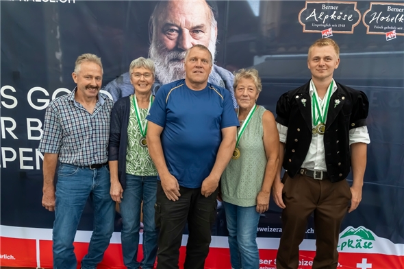 Sieger Kategorie «Berner Hobelkäse AOP» 2. Rang: Andreas und Susanna Stocker, Oberwil, Alp Rüdli; 1. Rang: Martin und Monika Stähli, Burgistein, Alp Schwalmfluh; 3. Rang: Patrick Kuhnen, St. Stephan, Alp Ritzberg. v.l.