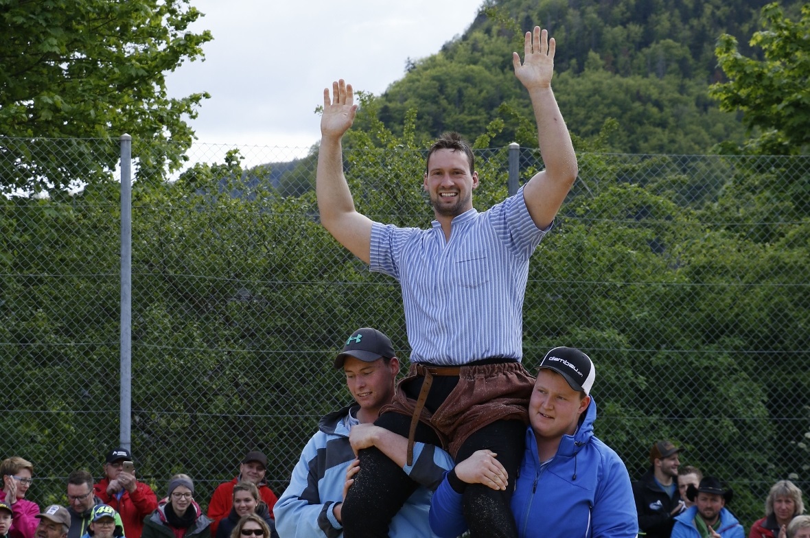 Sieger Kilian Wenger am Bern-Jurassischen Schwingfest 2019 auf den Schultern seiner jüngeren Zwillingsbrüder Ruedi und Marcel.
