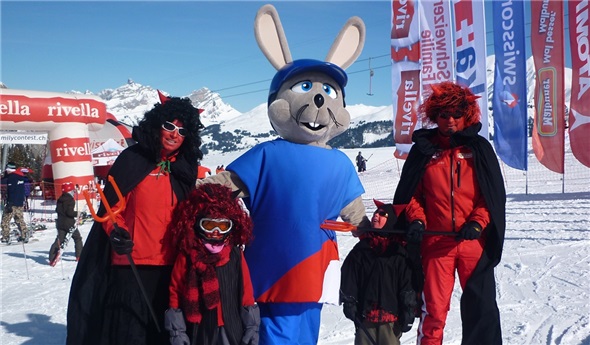 Sieger beim Kostümwettbewerb Familie Adrian Zbären, Lenk als Teufel verkleidet.