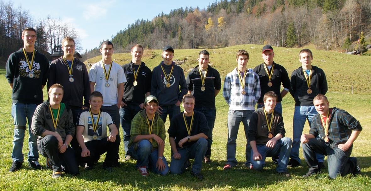 Letzter Wettkampf vor der Winterpause Siegerbild der Jungschützen mit Zweisimmen-Mannried, 2. Rang; Schattenhalb, 1. Rang und Diemtigen im 3. Rang.