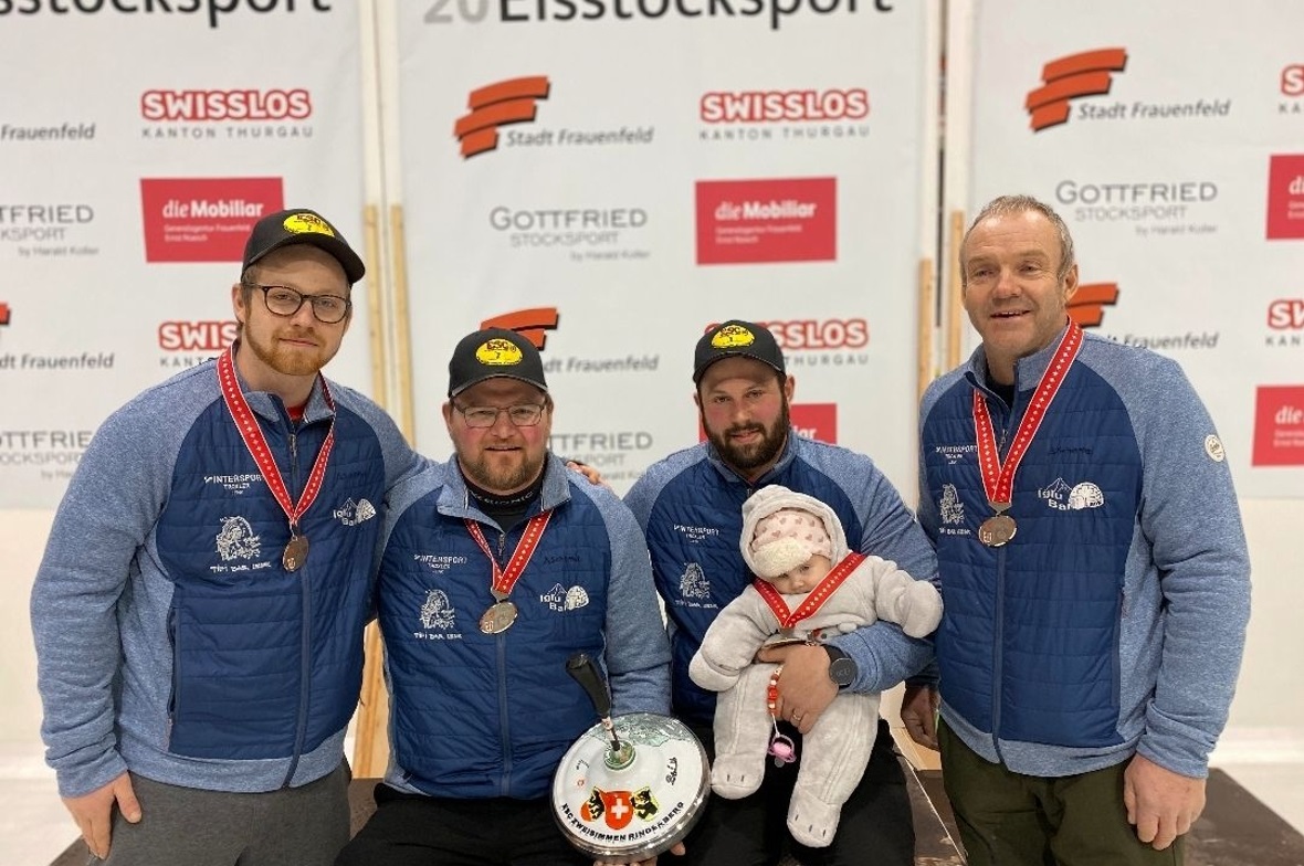 Siegerbild mit Sandro Bischoff, Heinz Knöri, Tobias Bischoff (mit Flurina) und Andreas Bischoff.