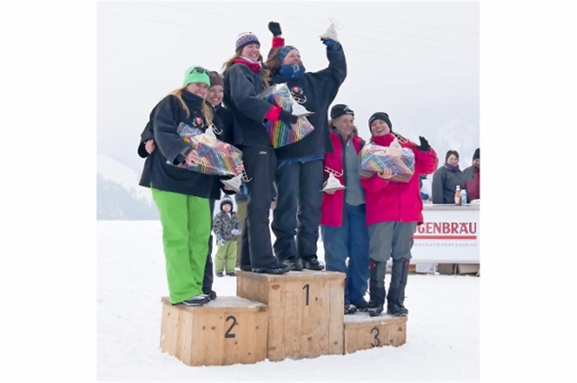 Siegerehrung Damen: 1. Rang Daniela Kobel und Susanne Sommer, 2. Rang Heidi Ambauen und Moni Bachmann (beide Beggrieder Hornschlitter), 3. Rang Rosmarie Kropf und Karin Wäfler, Oberwil i.S.