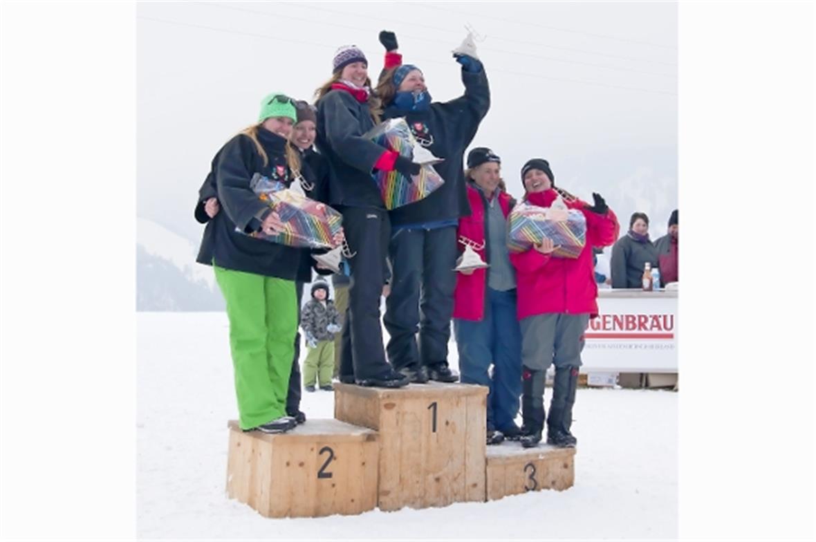 Siegerehrung Damen: 1. Rang Daniela Kobel und Susanne Sommer, 2. Rang Heidi Amba...