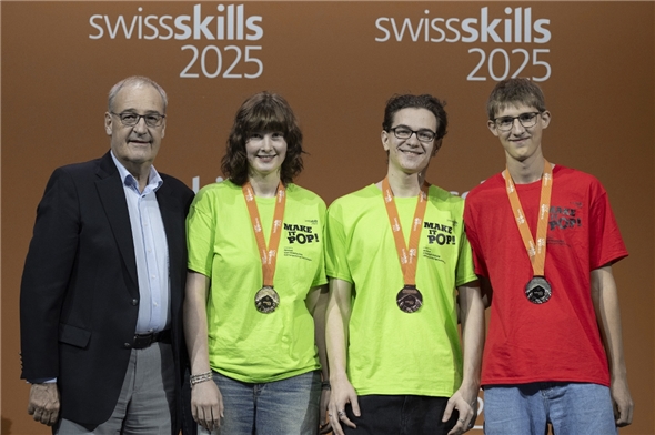 Siegerehrung der Medientechnologen Print: Bundesrat Guy Parmelin gratulierte Natalie Portmann (Gold), Benjamin Wey (Bronze) und Nico Kopp (Silber).