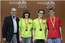 Siegerehrung der Medientechnologen Print: Bundesrat Guy Parmelin gratulierte Natalie Portmann (Gold), Benjamin Wey (Bronze) und Nico Kopp (Silber).