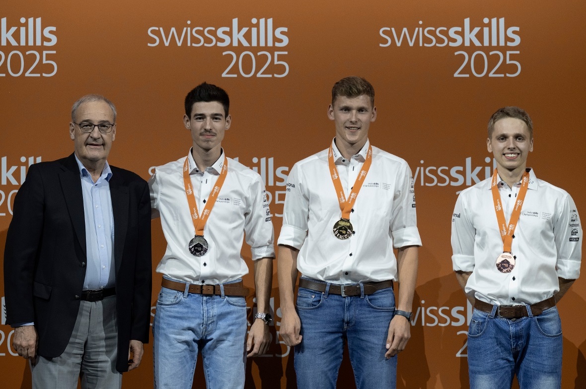 Siegerehrung der Zimmermänner: Bundesrat Guy Parmelin gratuliert Jules Honoré (S...