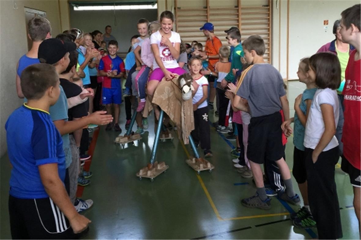 Siegerehrung, mit dem Pferd durchs Spalier.