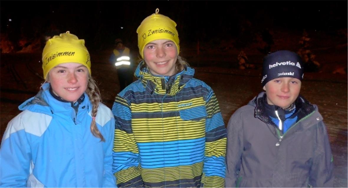 Siegerin Yara Burkhalter (Mitte) und die zweitklassierte Fabienne von Weissenfluh, links (beide Zweisimmen).