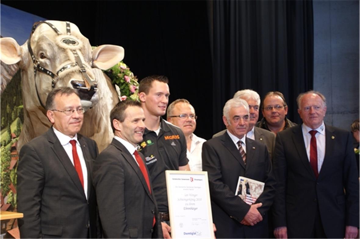 Siegermuni «Arnold» als Verbindung zwischen Diemtigen und Frauenfeld: Der Schwin...