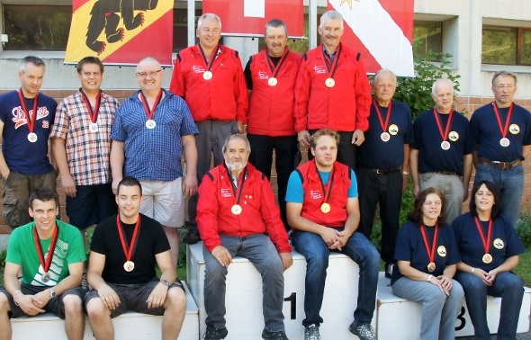 Siegerpodest Feld D: 2. Häberenbad FS-3 h. 1. Zweisimmen Schützen-1 h. Hans-Otto Aegerter, Peter Bärtschi, Hanspeter Durand, vorne Alfred Annen, Stefan Trummer. 3. Wyssachen SG