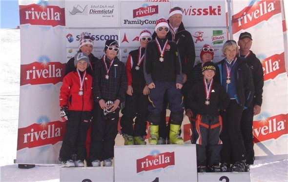 Siegerpodest am Rivella-Contest: Familie Graf, Adelboden (2.), Familie Kunz Oey, (1.) und Familie Reusser, Buchen (3.).