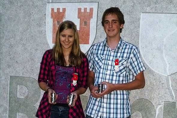 Siegreiche Nachwuchsschützen am FS in der Brünnlis. Links: Angela Jukic, rechts: Carlo Klossner der FS Erlenbach-Latterbach, beide Jg. 95 