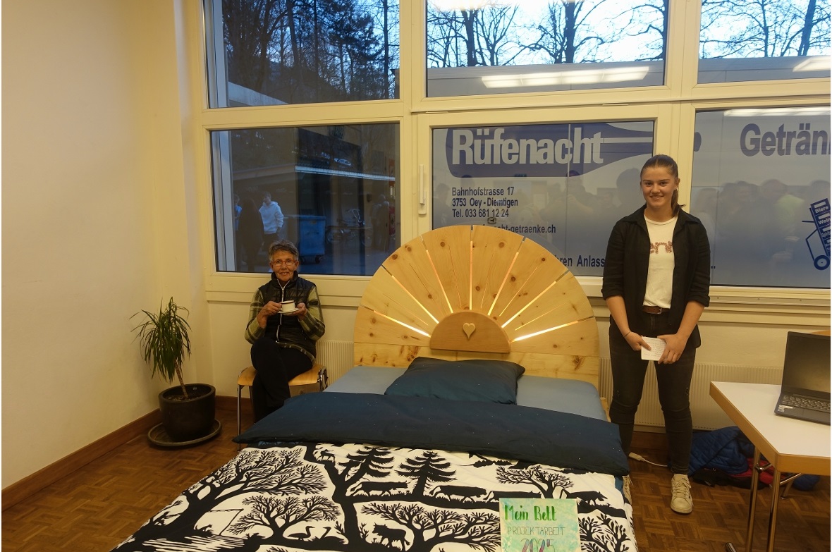 Sienna Gerber Bett mit Grosi Christine Gerber.