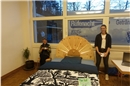 Sienna Gerber Bett mit Grosi Christine Gerber.