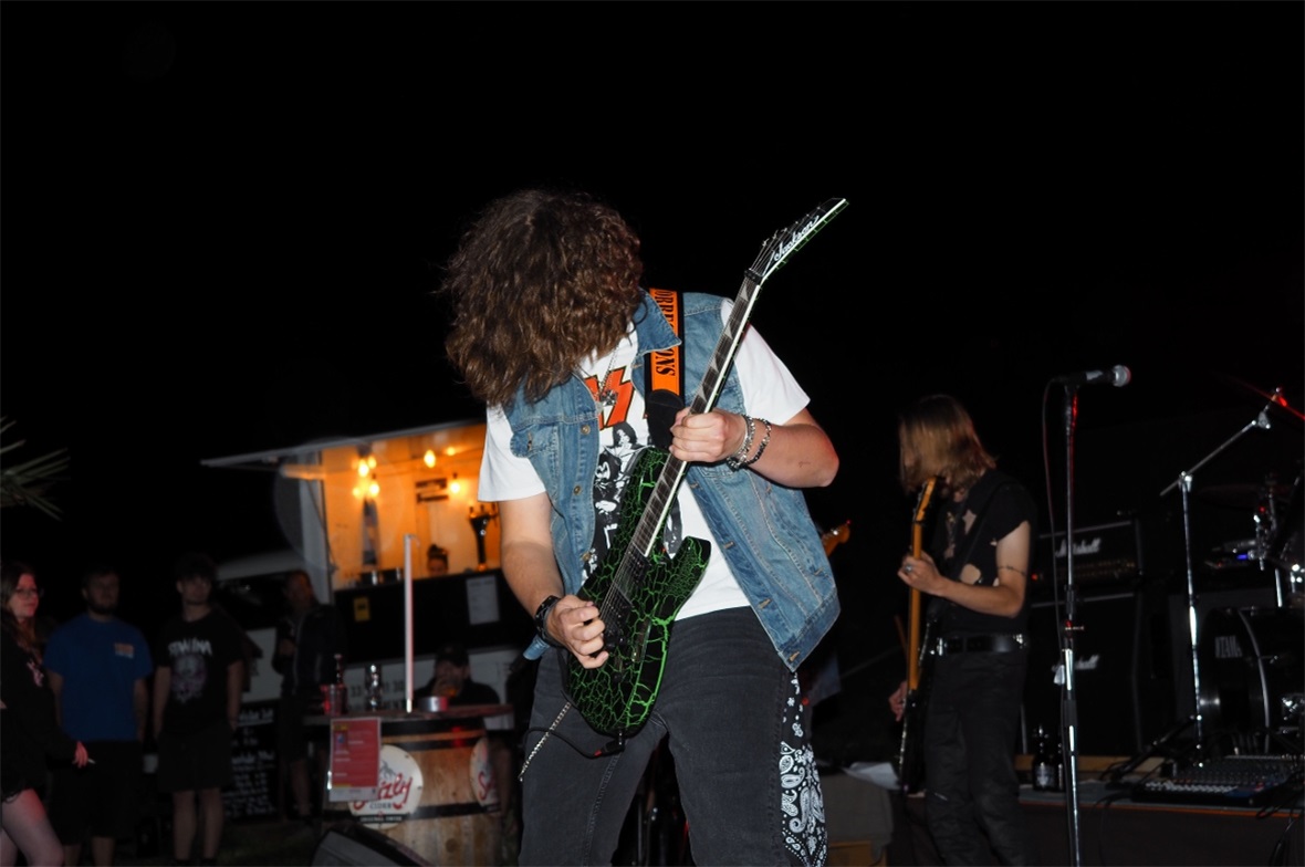 Sili sieht nicht nur wie ein Rocker aus, sondern spielt auch so.