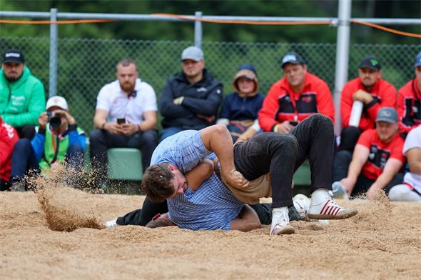 Silvan Trittibach (oben) besiegte im sechsten Gang den Eidgenossen Joel Ambühl.