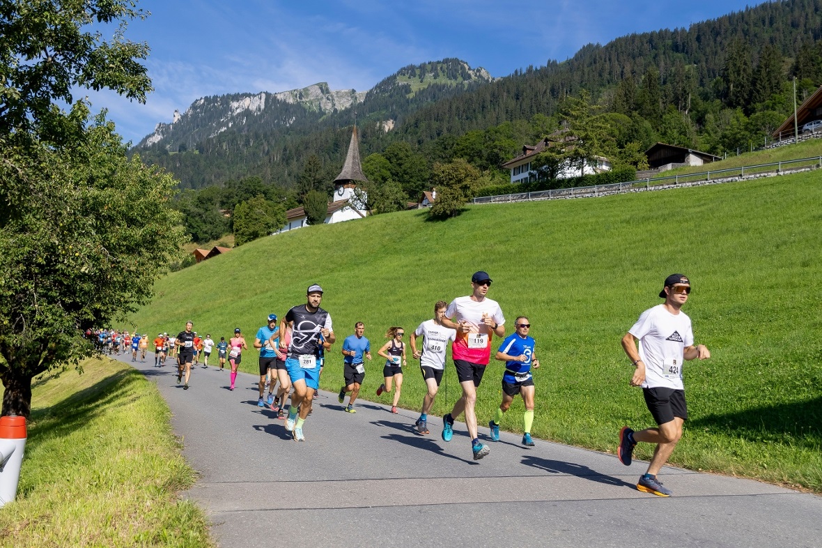 Silvan Zeller (vorne) ist ein guter und starker Läufer, der in Stechelberg wohnt...