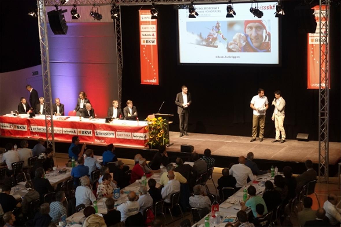 Silvan Zurbriggen wurde von Swiss-Ski für seine sportlichen Leistungen geehrt und als Ehrenmitglied aufgenommen. Stefan Hofmänner, aktuell noch Leiter Medien und Kommunikation bei Swiss-Ski, interviewte den Walliser anlässlich der DV im Kuspo an der Lenk mit viel Witz und Insiderwissen.