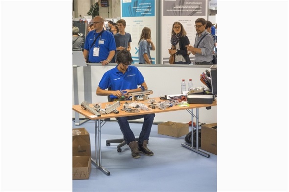 Silvano Mani bei seiner Arbeit als Automatiker an den SwissSkills.