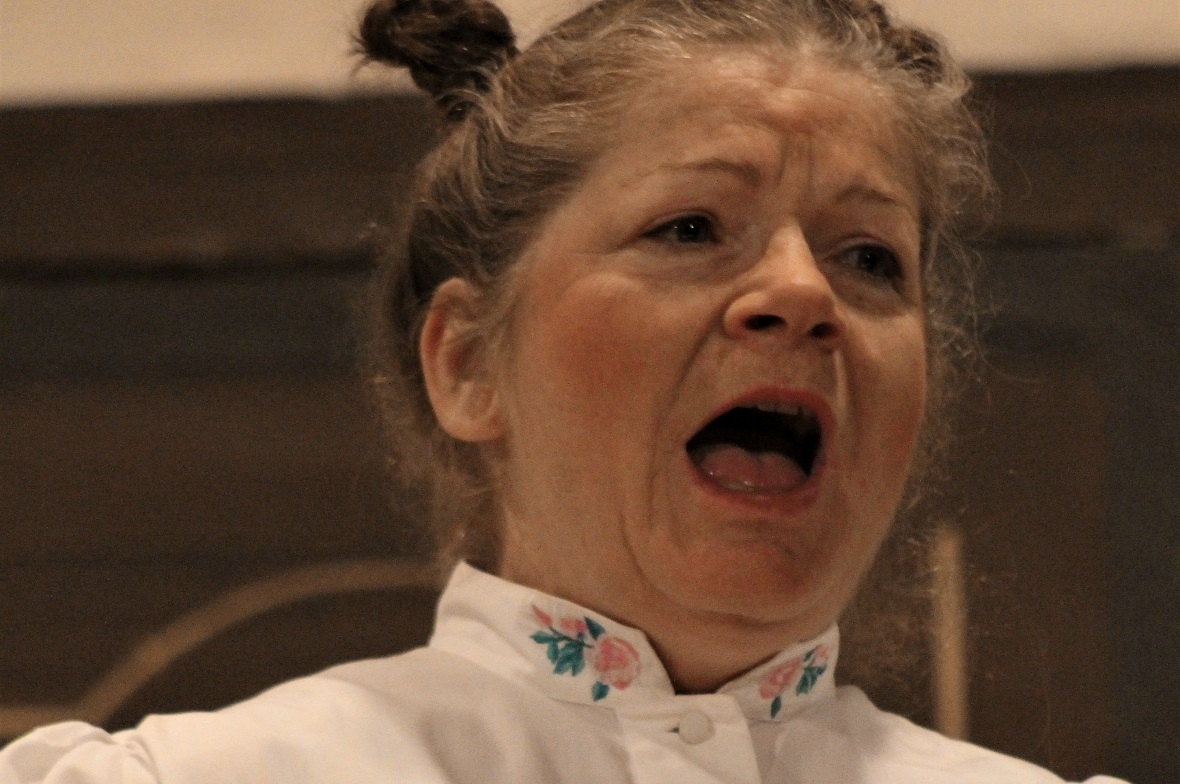 Silvia Dummermuth als die Base «Züse».