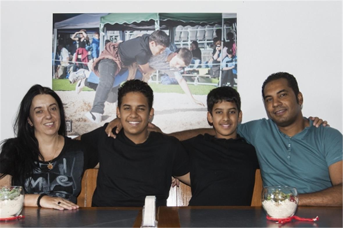 Silvia, Saro, Karim und Hatem Gaber im Restaurant Pizzeria Sternen. Im Hintergrund ist Karim beim Schwingen zu sehen.