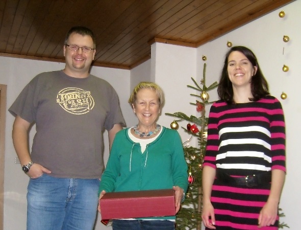 Silvia Steiger (Spendenkomitee, Mitte) hütet die Schachtel, aus der Marc Zeller (links) unter Aufsicht von Claudia Ullmann (rechts) die fünf Gewinnlose zog.