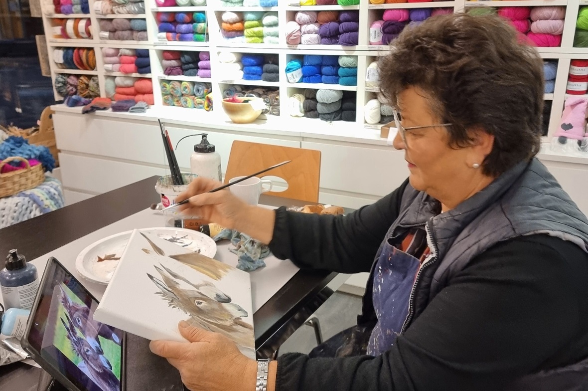 Silvia von Allmen aus Oey-Diemtigen zeigte den faszinierten Anwesenden, wie ihre Kunst entsteht.