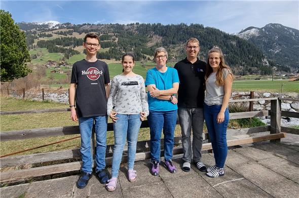 Simmentaler Brassband-Power: Tim Klossner, Xenia Siegenthaler, Isabel Habegger, Christoph Zahler und Evelyne Sigrist, Präsidentin des Vereins BBO-Week.