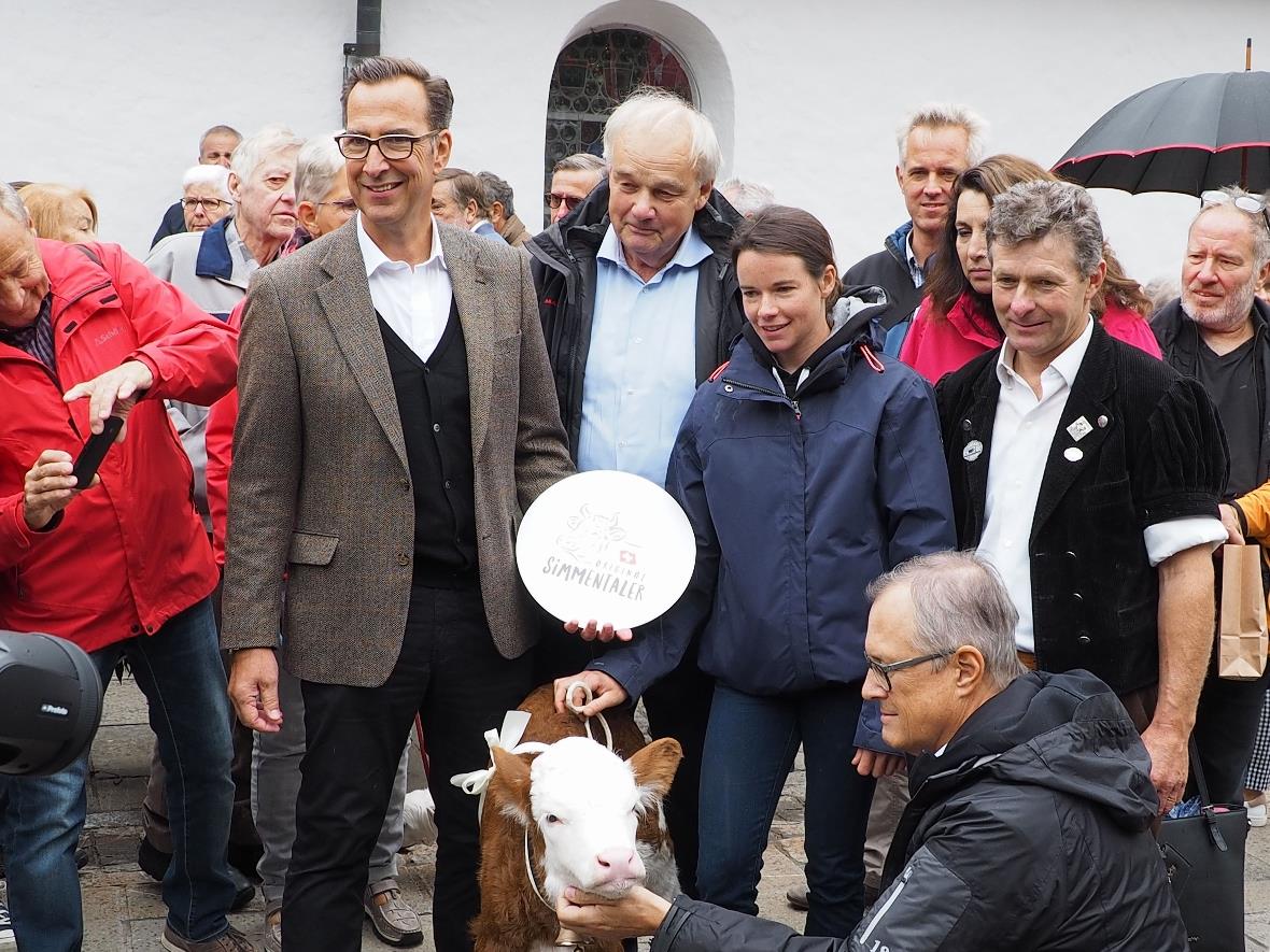 Simmentaler Kalb mit seiner neuen Besitzerin Nathalie von Siebenthal sowie Rolan...