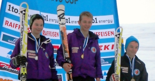 Simmentaler Podest: Sieger Matthias Grünenwald (Mitte) zwischen Delio Kunz (2.) links) und Yanick Mani (3.) beide vom BOSV-Team Diemtigtal