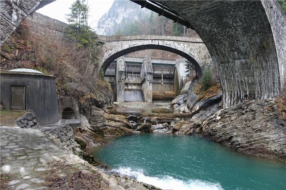 Simmewehr in Wimmis; links der Abflussstollen für das Kraftwerk Spiez.