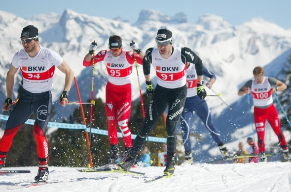 Simon Hammer (links) und sein Bruder Reto (2. von links) im Duell mit Olympiasieger Dario Cologna.