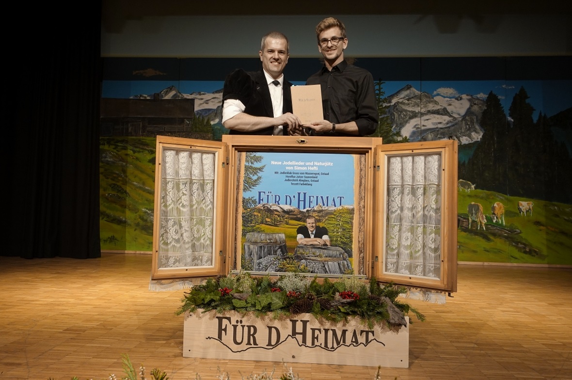 Simon Hefti und Elio von Grünigen präsentierten das Büchlein zur CD.