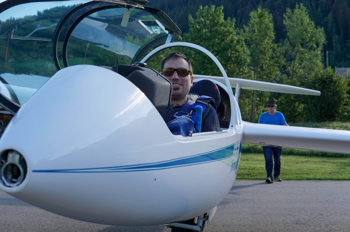 Simon Knutti aus Weissenburg vor seinem Start als Schnupperpilot im Segelflieger...