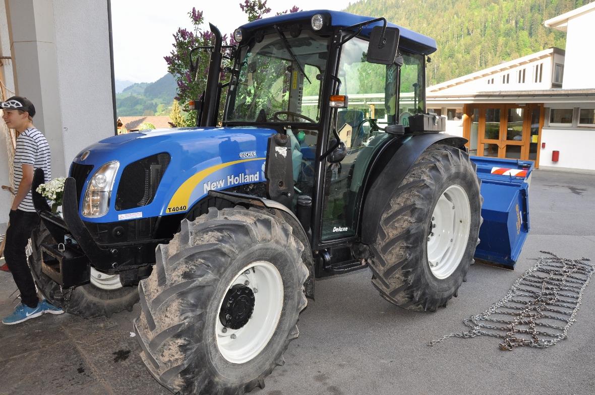 Simon Riesen hat einen New Holland T 4040 vor dem Schulhaus parkiert.