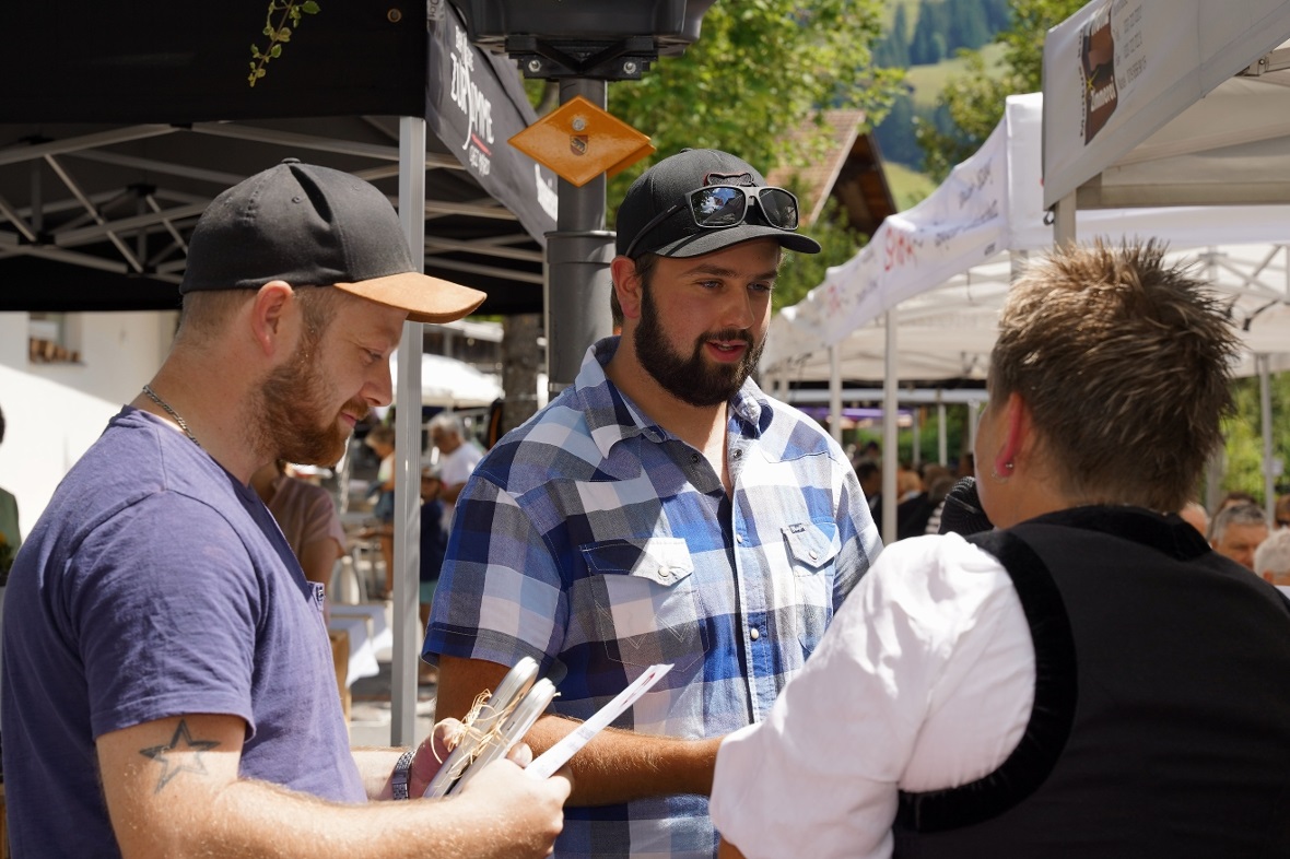 Simon Streun und Sandro Bischoff nahmen eine Auszeichnung für ihren Medaillenran...