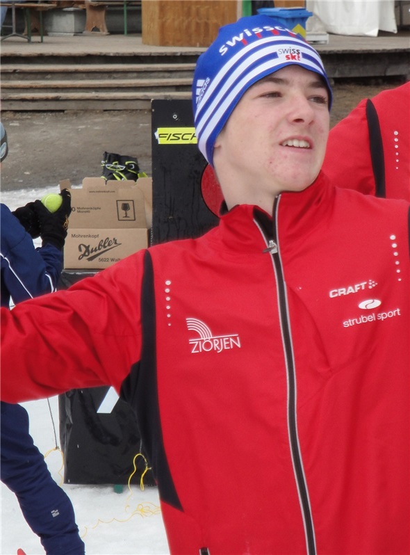 Simon beim Ballwurf.